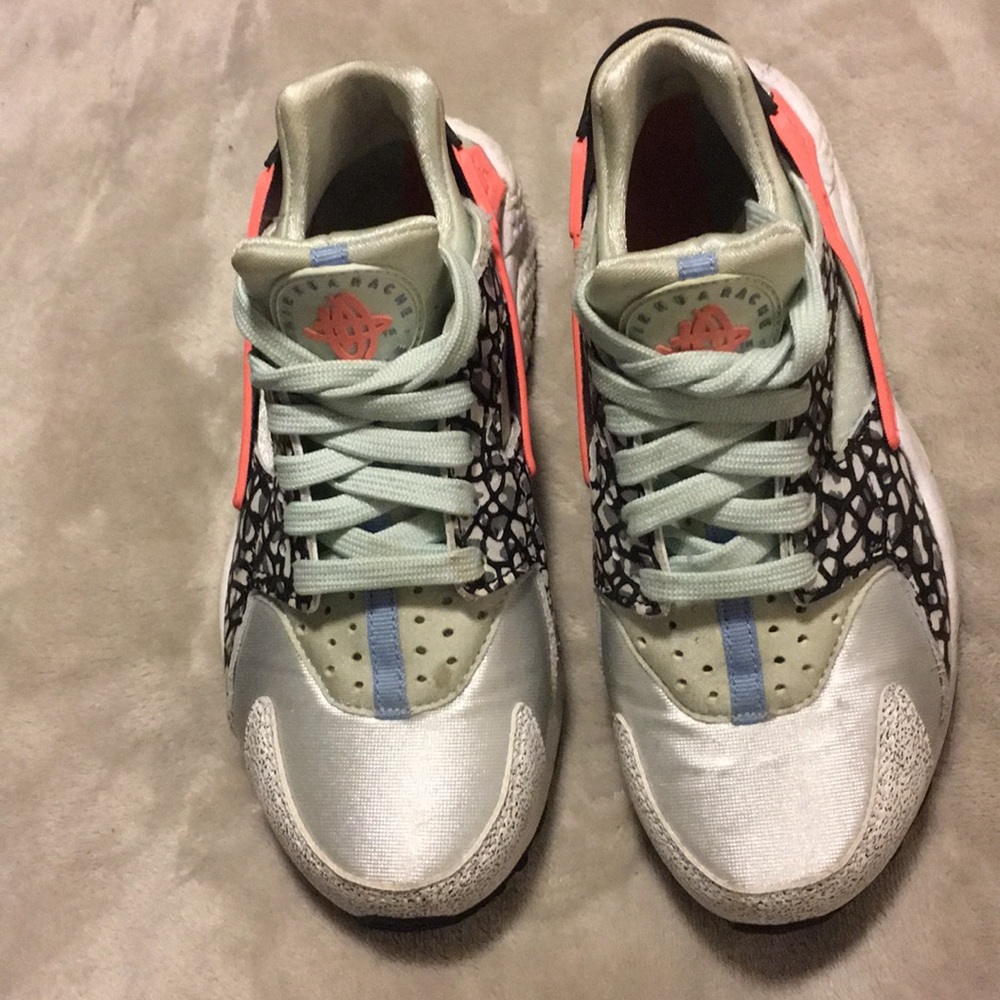 Nike huaraches sz 5.5! Good condition! Some spots!